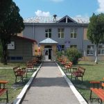 cropped scoala cu bancile noi